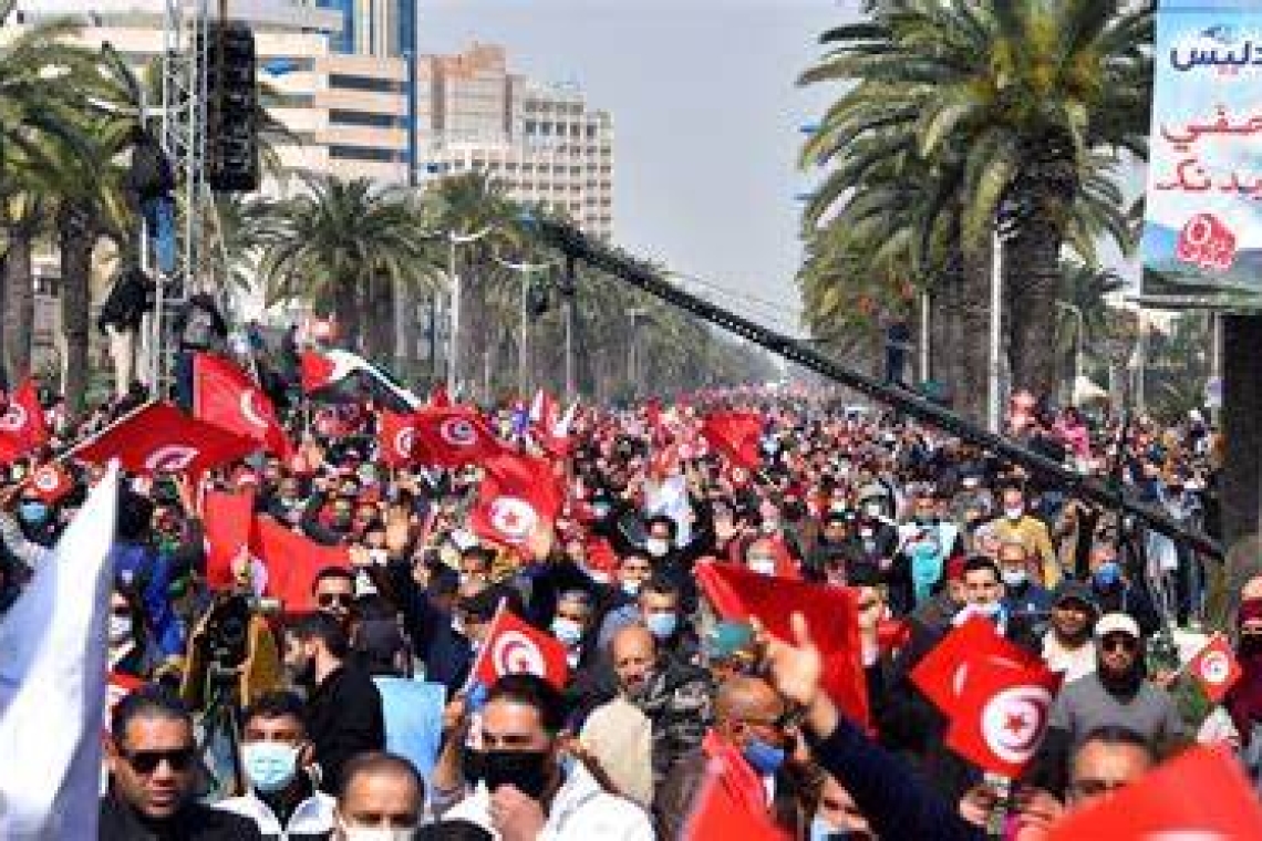 Des milliers de personnes protestent en Tunisie contre la crise socio-économique